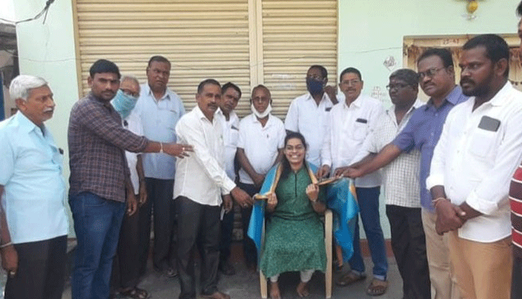 ప్రణీతకు ఆర్యవైశ్య సంఘం సన్మానం