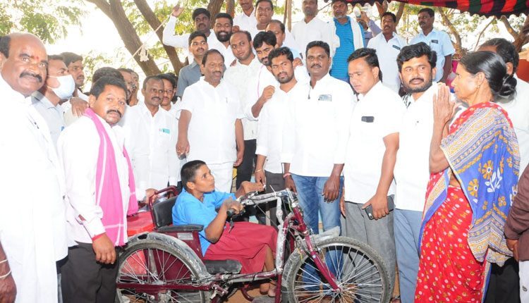 కోరిన రెండు గంట‌ల్లో దివ్యాంగురాలికి బ్యాట‌రీ ట్రై సైకిల్ అంద‌జేత‌