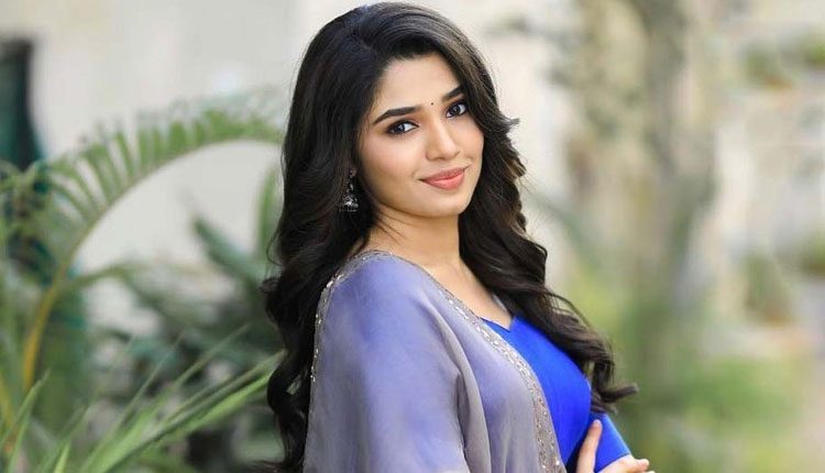 ఆటిట్యూడ్ చూపిస్తున్న బేబ‌మ్మ‌..!