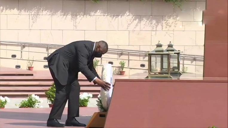 యుద్ధ స్మార‌కం వ‌ద్ద అమెరికా ర‌క్ష‌ణ‌మంత్రి నివాళి