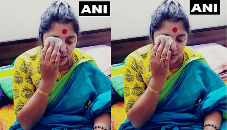 బీజేపీ మ‌హిళా నేత ముఖంపై హానిక‌ర రంగులు చ‌ల్లిన దుండ‌గులు