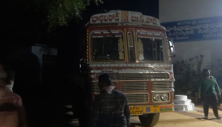 అక్రమంగా తరలిస్తున్న ఐకేపీ వడ్లు పట్టివేత