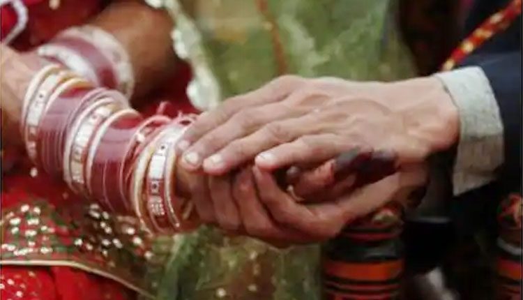 నలుగురితో పారిపోయి.. లక్కీ డ్రాలో ఒకరిని పెండ్లాడింది