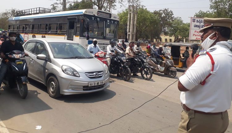 కరోనాపై ట్రాఫిక్ పోలీసుల అవగాహన