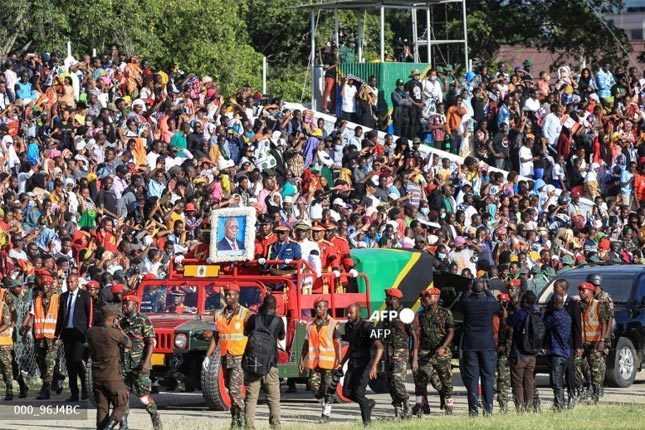 క‌డ‌చూపు చూసేందుకు ఎగ‌బ‌డ్డ జ‌నం.. తొక్కిస‌లాట‌లో 45 మంది మృతి