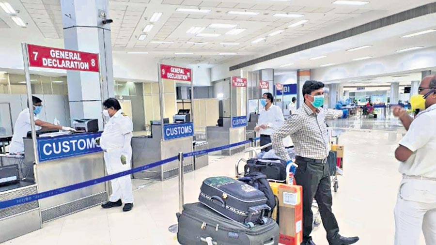 ఎయిర్‌పోర్టుల్లో మాస్కులు ధరించకపోతే అక్కడే ఫైన్‌