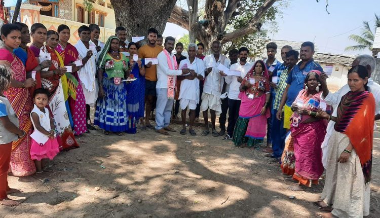 మేమంతా టీఆర్‌ఎస్‌ వెంటే..తువగడ్డ తండా గిరిజనులు