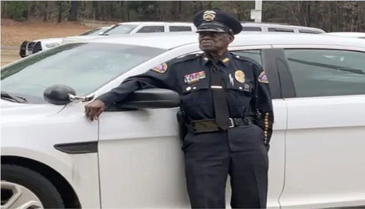 అలుపెరుగని అధికారి : 90 ఏండ్లు దాటినా యూనిఫాంపై తగ్గని మమకారం‌!