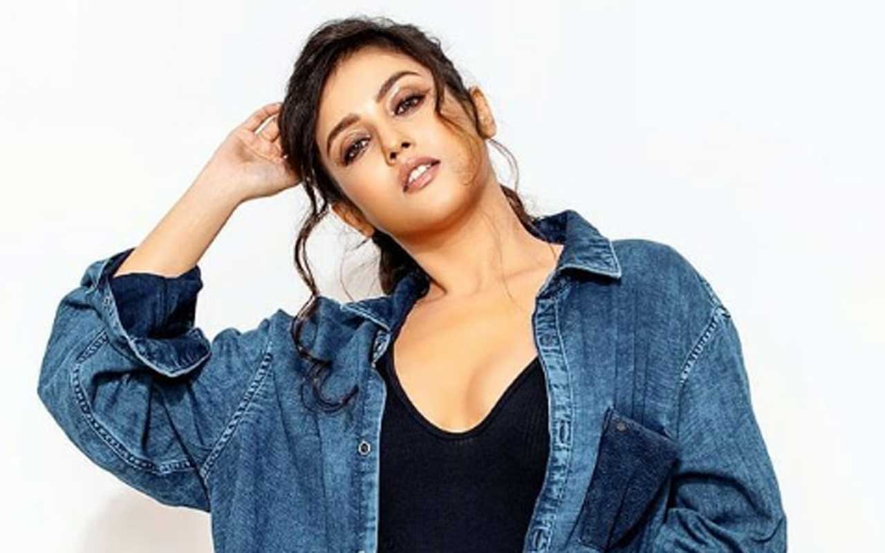 ఆ సోకులు చూసి చిన్నదాన నీకోసం అంటారేమో మిస్తీ!