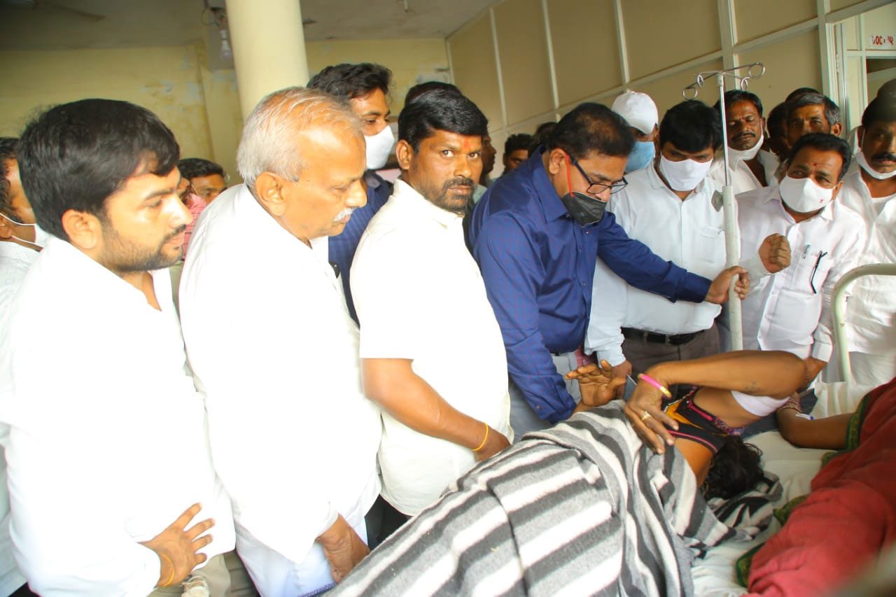 బాధిత‌ గిరిజనులను పరామర్శించిన ప్రభుత్వ విప్, కలెక్టర్