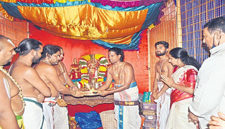 కన్నుల పండువగా శ్రీవారి రథోత్సవం