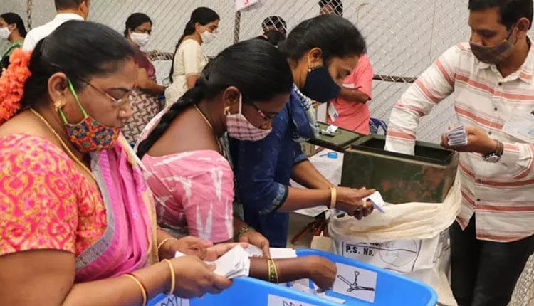 మున్సిపల్‌ ఎన్నికల ఫలితాల్లో వైసీపీ ప్రభంజనం.. కొనసాగుతున్న ఫ్యాన్ హవా