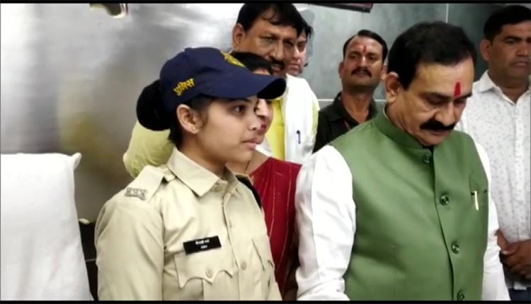 ఒక రోజు హోంమంత్రిగా మ‌హిళా కానిస్టేబుల్‌..