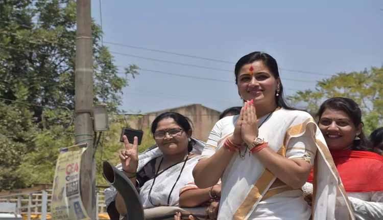 పార్ల‌మెంట్‌లోనే బెదిరించారు.. యాసిడ్ దాడి చేస్తామ‌న్నారు: ఎంపీ న‌వ్‌నీత్