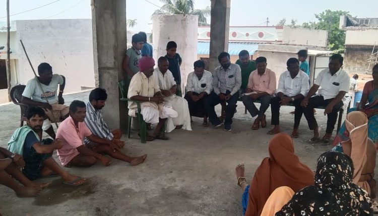 గిరిజనులపై అటవీ అధికారుల వేధింపులు ఆపాలి