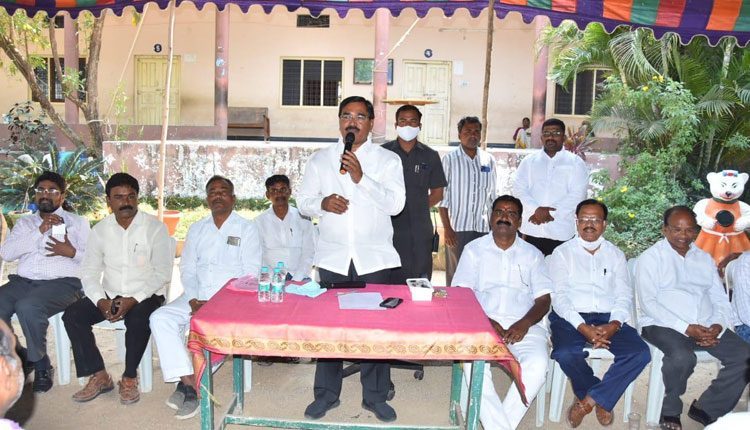 కార్పొరేట్ల కొమ్ముకాస్తున్న బీజేపీ : మంత్రి నిరంజన్‌ రెడ్డి