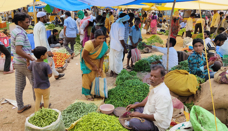 జాగ్రత్తలు గాలికి.. కరోనా కేసులు పైపైకి