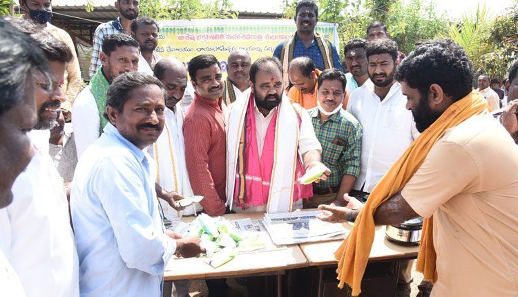 ‘నమస్తే తెలంగాణ’ ఆధ్వర్యంలో భక్తులకు మజ్జిగ ప్యాకెట్ల పంపణీ