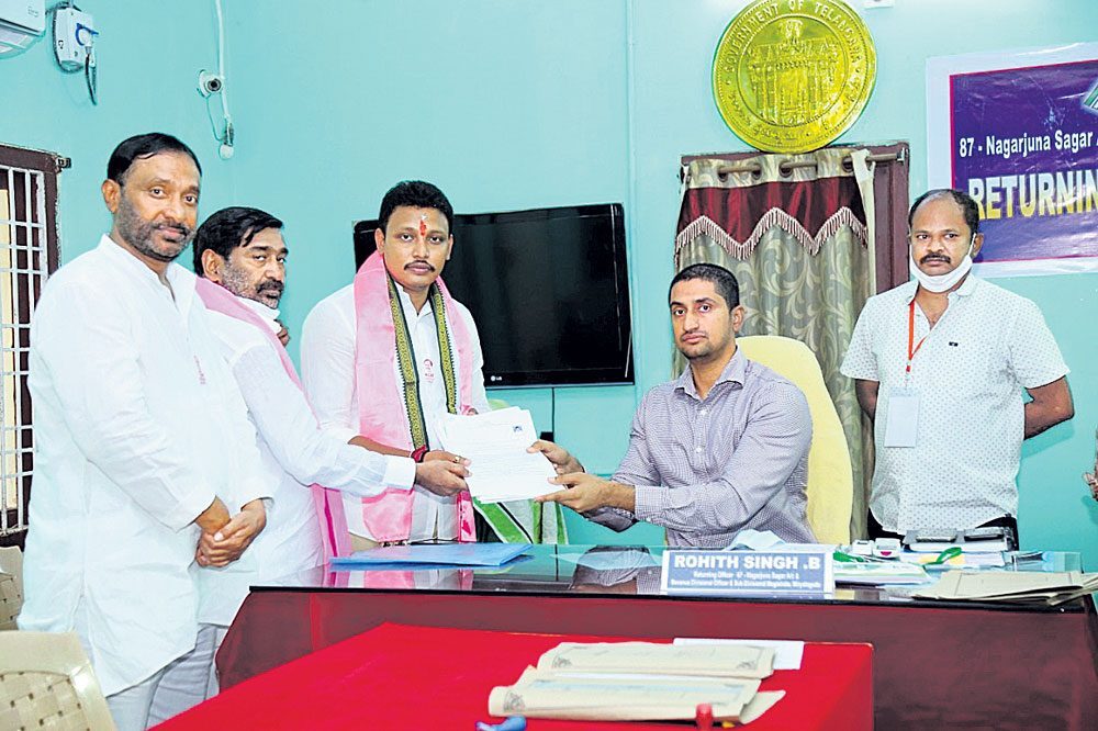 కోలాహలంగా నామినేషన్‌