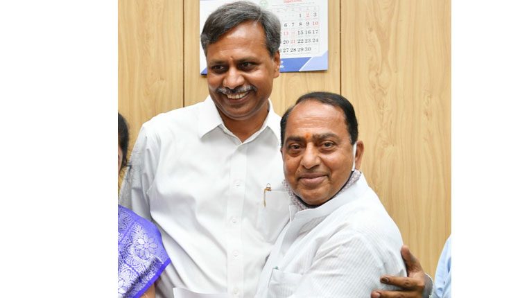 ఉద్యోగుల పక్షపాతి సీఎం కేసీఆర్ ‌: మంత్రి ఐకే రెడ్డి