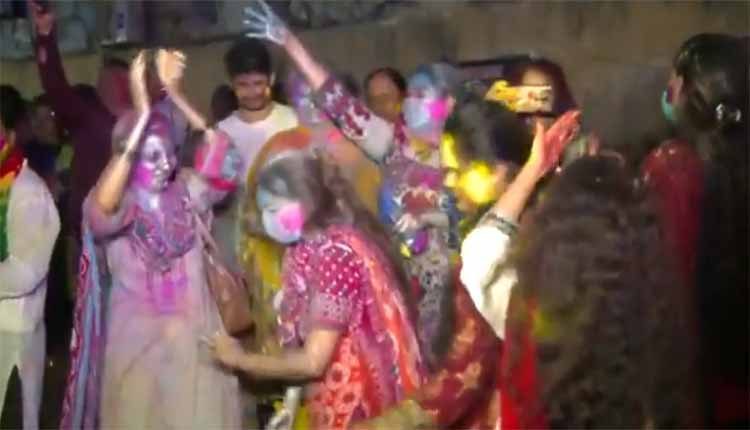 పాకిస్థాన్‌లో హోలీ సంబు‌రాలు.. వీడియో