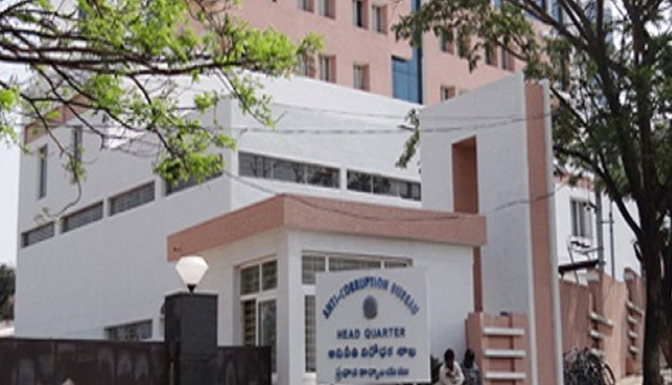 పరిగి ఎంపీడీవో కార్యాలయంలో ఏసీబీ సోదాలు