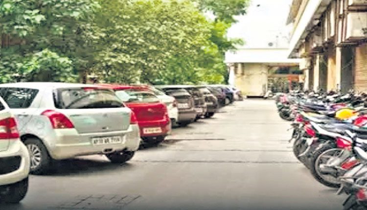 పార్కింగ్‌ ఫీజు వసూలు చేస్తే జరిమానాలు