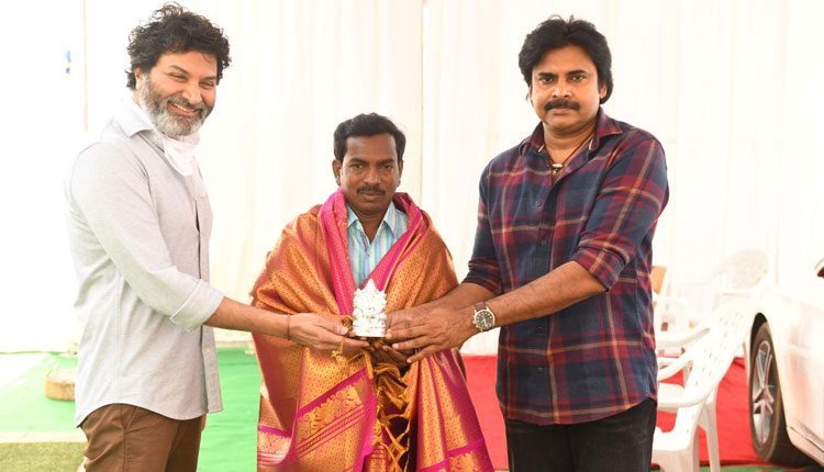 పెంచ‌ల్‌దాస్‌ను స‌త్క‌రించిన ప‌వ‌న్‌, త్రివిక్ర‌మ్‌