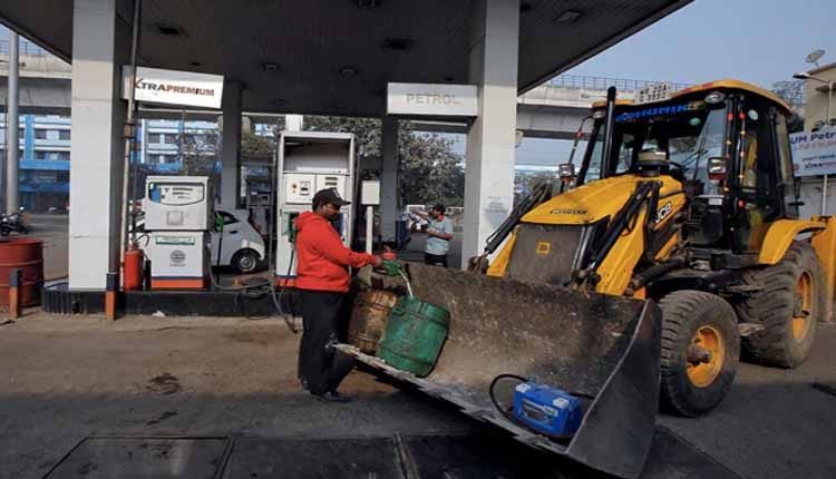 పెట్రోల్, డీజిల్‌పై ప‌న్నులు త‌గ్గించే యోచ‌న‌లో ఆర్థిక శాఖ‌
