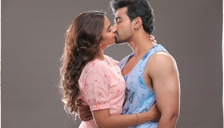 పూజిత పొన్నాడ లిప్‌లాక్ పోస్ట‌ర్ వైర‌ల్‌