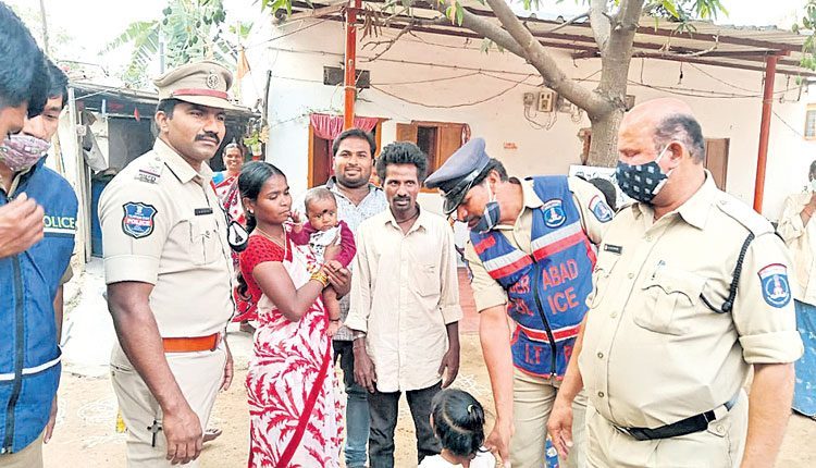 తల్లిదండ్రుల మధ్యలోనుంచి 4 నెలల బాలుడు కిడ్నాప్‌