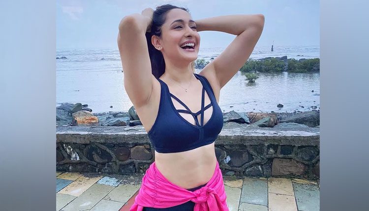 దండేలి అడ‌వుల్లో ప్ర‌గ్యాజైశ్వాల్ ఏం చేస్తుందంటే..?