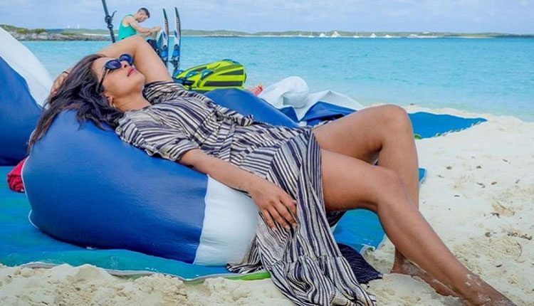 ఆ ఫిల్మ్ మేక‌ర్ ప్రియాంక‌ను ఏం అడిగాడో తెలుసా..?