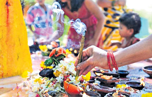 పదవులు పూజలతో వస్తాయా.. పోతాయా..