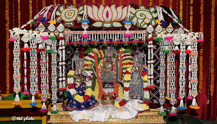 ముత్యపుపందిరి వాహనంపై శ్రీ రామచంద్రమూర్తి