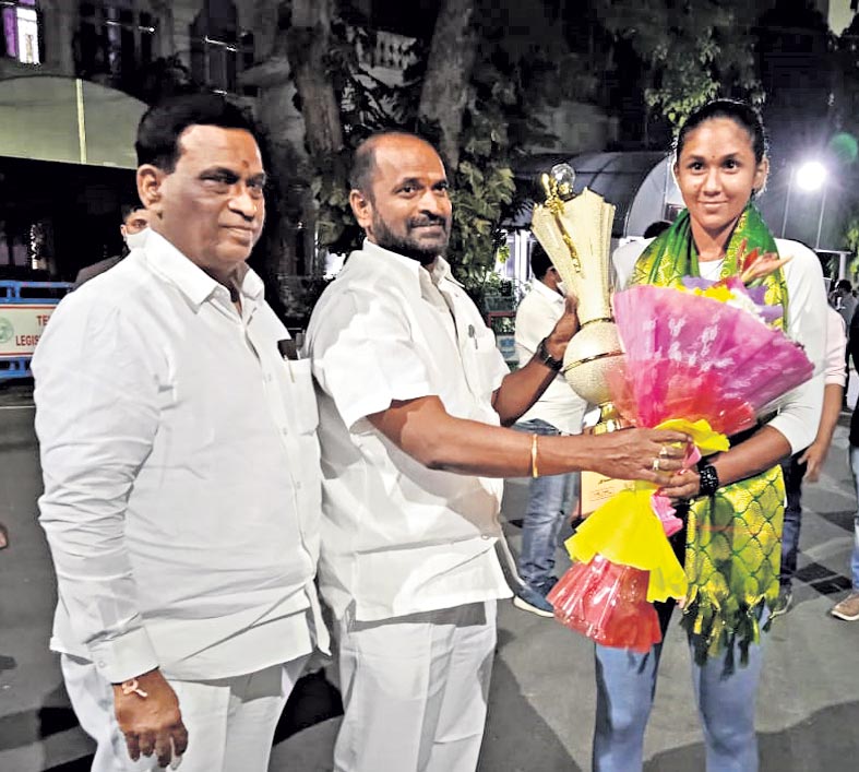 ‘ఆర్థిక ప్రోత్సాహం అందిస్తాం’