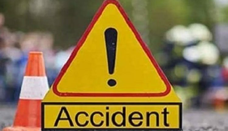 పెండ్లి బృందంతో వెళ్తున్న మినీ ట్రక్కు బోల్తా.. ఐదుగురు మృతి