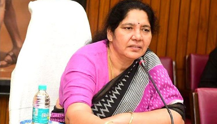 బాధితులను ఆదుకుంటాం : మంత్రి సత్యవతి రాథోడ్