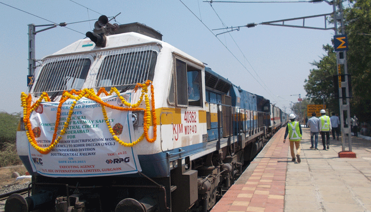 కరెంట్‌ రైలొస్తున్నది