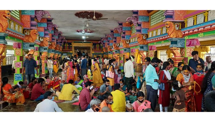 భక్తులతో కిటకిటలాడిన మల్లన్న క్షేత్రం