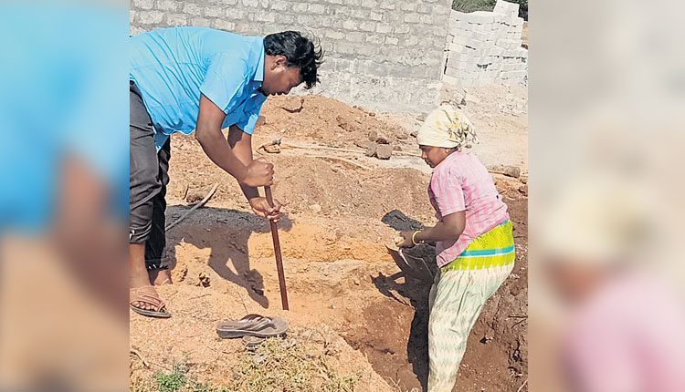 పార పట్టి.. మట్టి తవ్వి