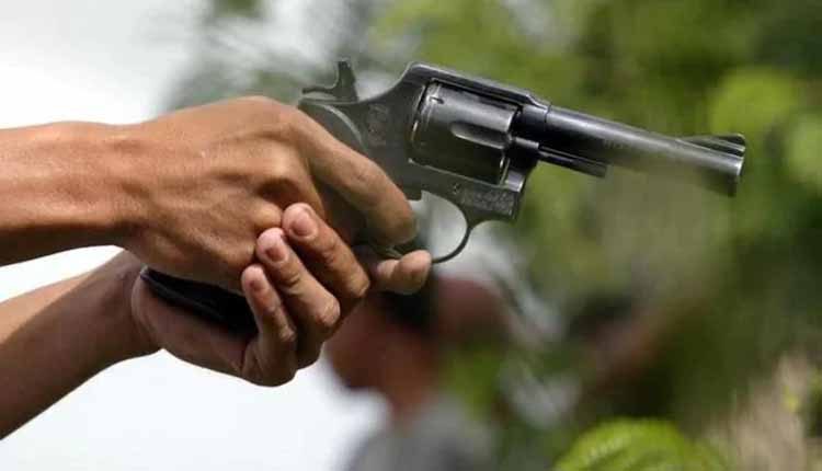 రెడ్‌హ్యాండెడ్‌గా ప‌ట్టుకున్న ఏసీబీ.. గ‌న్‌తో బెదిరించి పారిపోయిన ఎస్ఐ