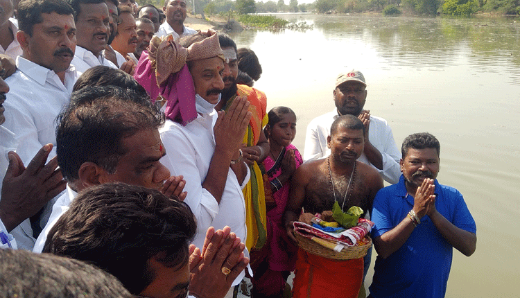 సీఎం కేసీఆర్‌ కృషితోనే  కూడవెల్లికి జలకళ