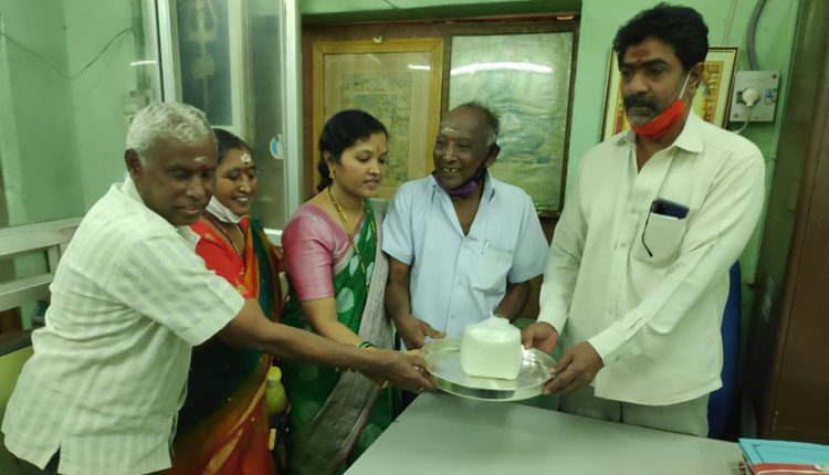 వేములవాడ రాజన్నకు వెండి పళ్లెం బహూకరణ