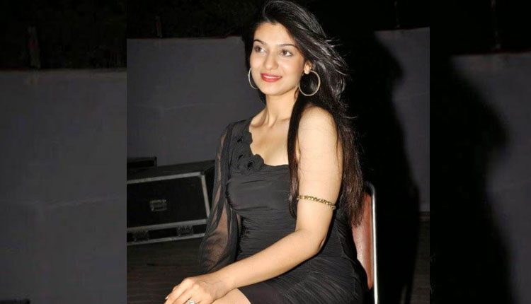 11 ఏండ్ల త‌ర్వాత ర‌వితేజ హీరోయిన్ రీఎంట్రీ..!