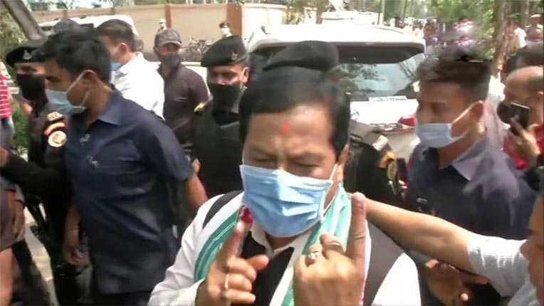 ఓటేసిన అస్సాం సీఎం..  100 సీట్లు గెలుస్తామ‌న్న సోనోవాల్‌