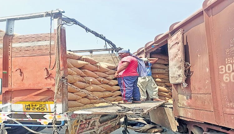 మొదటిసారి రైల్వేలో సోయాబీన్‌ రవాణా