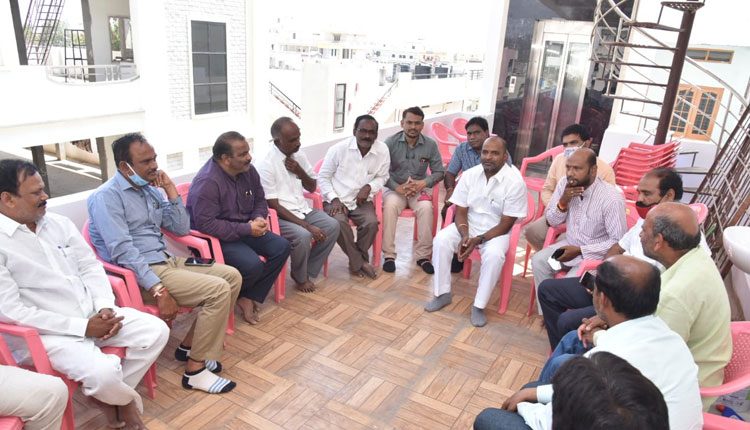 ప్రైవేటు విద్యాసంస్థ‌ల యా‌జ‌మాన్యాల‌తో మంత్రి శ్రీ‌నివాస్ గౌడ్ భేటీ