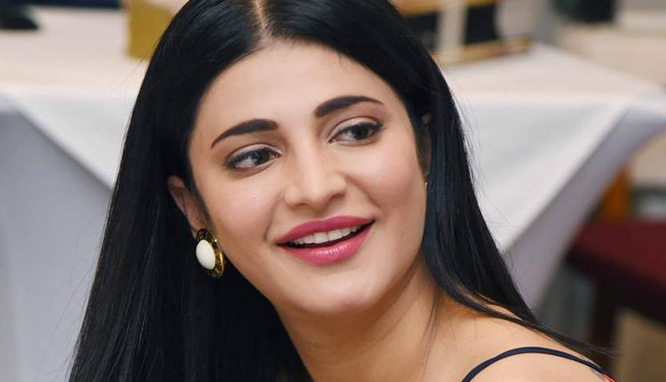 ద‌ర్శ‌కురాలిగా మారనున్న స్టార్ హీరోయిన్..!