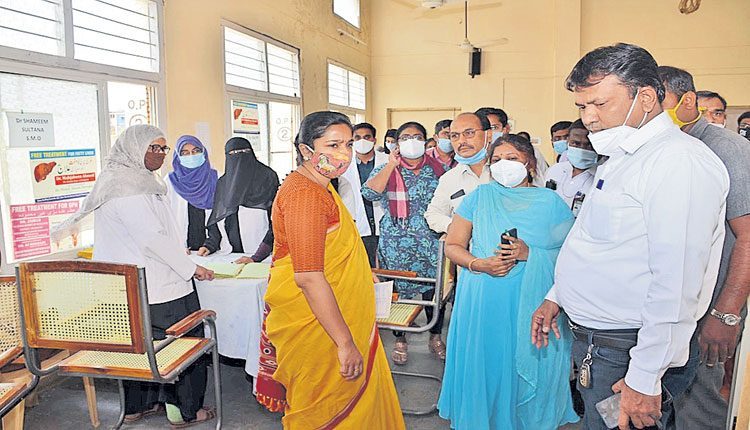 పరీక్షలు చేస్తున్నారా? మందులిస్తున్నారా?